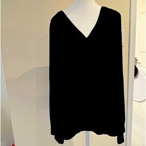 BLACK TOP WITH LONG SLEEVES OR ROLL UP / Button